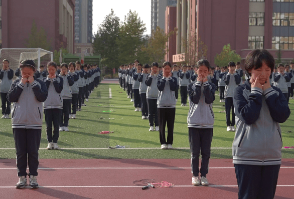 皇冠体育官网_阳光洒满操场皇冠体育官网,活力充盈校园——皇冠中学阳光体育活动精彩纷呈
