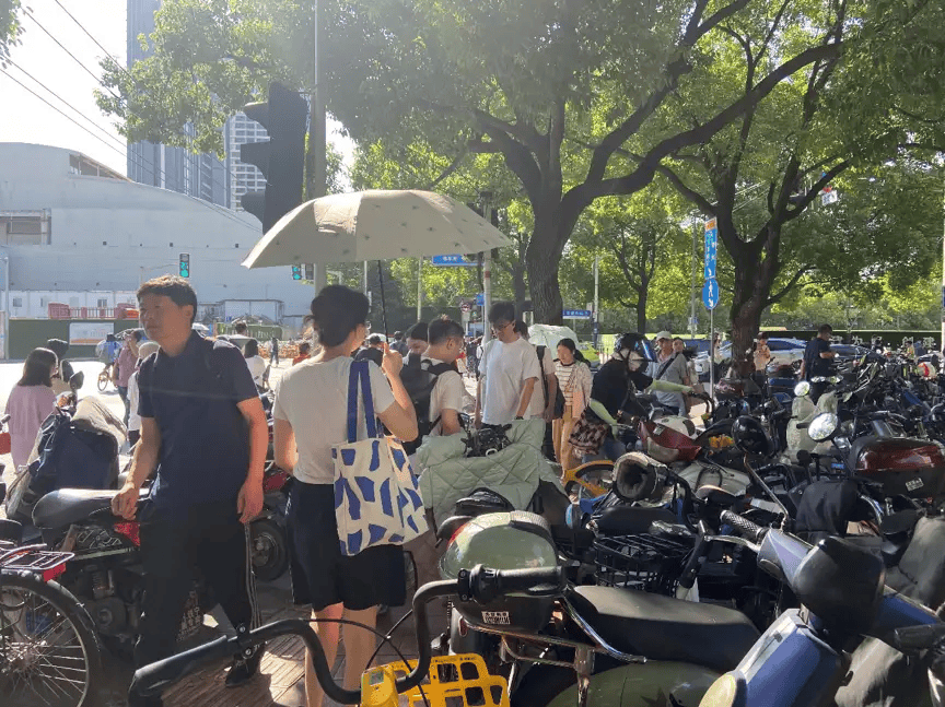 皇冠信用网会员注册网址_上海市民崩溃:被5000多辆车团团围住皇冠信用网会员注册网址!一出地铁站就是密密麻麻一堆?多方回应来了