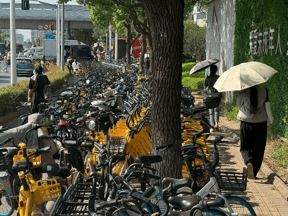 皇冠信用网会员注册网址_上海市民崩溃:被5000多辆车团团围住皇冠信用网会员注册网址!一出地铁站就是密密麻麻一堆?多方回应来了