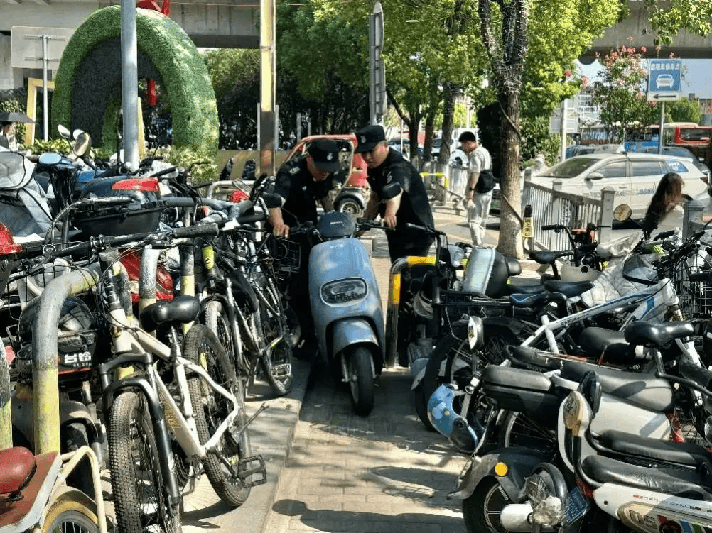 皇冠信用网会员注册网址_上海市民崩溃:被5000多辆车团团围住皇冠信用网会员注册网址!一出地铁站就是密密麻麻一堆?多方回应来了