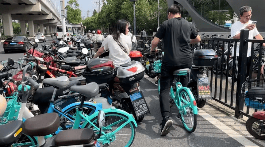 皇冠信用网会员注册网址_上海市民崩溃:被5000多辆车团团围住皇冠信用网会员注册网址!一出地铁站就是密密麻麻一堆?多方回应来了