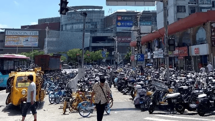 皇冠信用网会员注册网址_上海市民崩溃:被5000多辆车团团围住皇冠信用网会员注册网址!一出地铁站就是密密麻麻一堆?多方回应来了