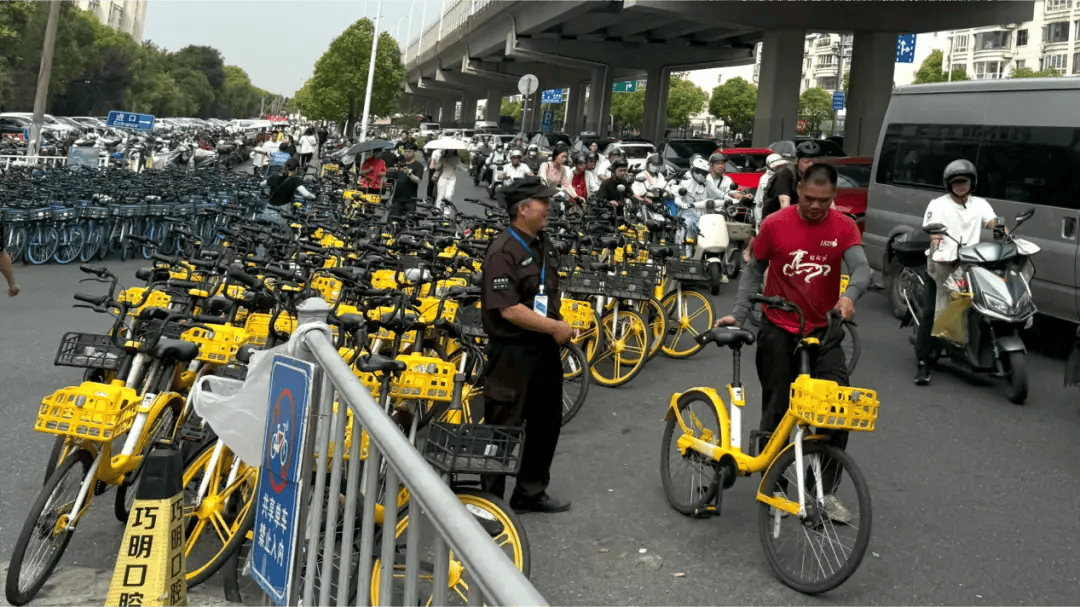 皇冠信用网会员注册网址_上海市民崩溃:被5000多辆车团团围住皇冠信用网会员注册网址!一出地铁站就是密密麻麻一堆?多方回应来了