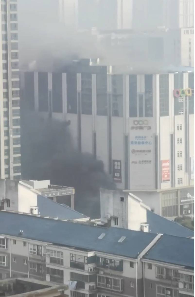 皇冠信用盘需要押金吗_长沙一商超负三楼起火:115名消防人员处置皇冠信用盘需要押金吗,明火扑灭无伤亡