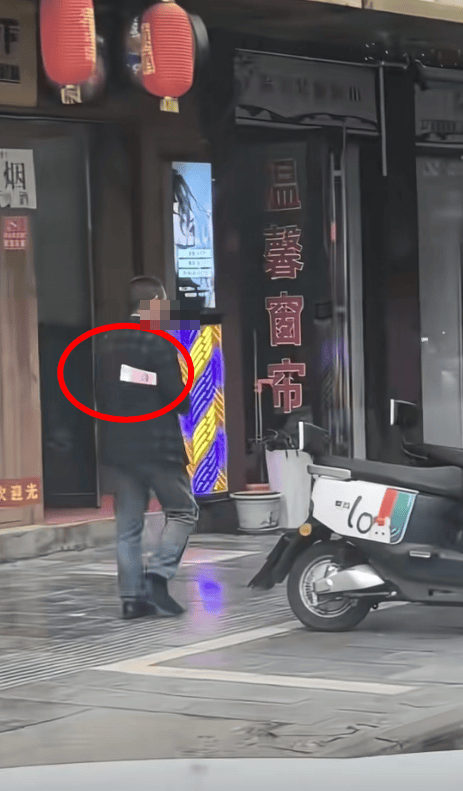 皇冠信用网登3代理_“两公里撒了万把块钱!”贵州铜仁一男子边走边扔百元钞票皇冠信用网登3代理,商铺老板:真钱