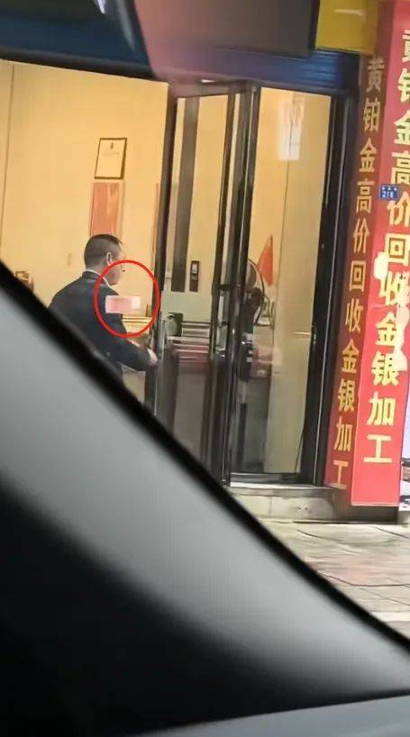 皇冠信用网登3代理_“两公里撒了万把块钱!”贵州铜仁一男子边走边扔百元钞票皇冠信用网登3代理,商铺老板:真钱