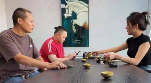 皇冠信用网正网_劳斯莱斯女车主丈夫坦言拒赔原因:确实有流量因素皇冠信用网正网,但更相信“好人有好报”