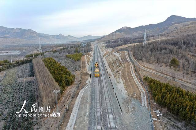 皇冠信用網登2登3_内蒙古赤峰:集通铁路经棚至宇宙地段接触网冷滑试验完成
