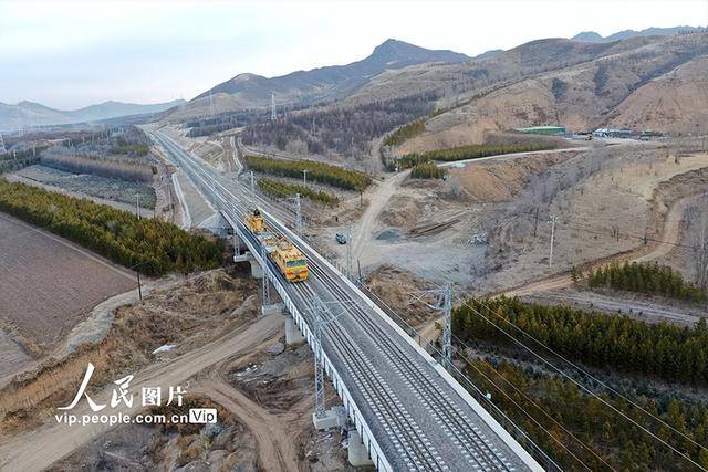 皇冠信用網登2登3_内蒙古赤峰:集通铁路经棚至宇宙地段接触网冷滑试验完成
