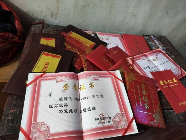 皇冠信用網在线申请_湖北一58岁高三老师在宿舍离世皇冠信用網在线申请,家属:学校不申报工亡说是非工作时间