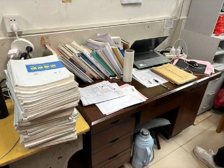 皇冠信用網在线申请_湖北一58岁高三老师在宿舍离世皇冠信用網在线申请,家属:学校不申报工亡说是非工作时间