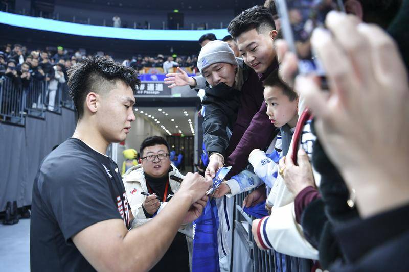 Manchester United VS Bayern_赵睿致歉声明:对冲撞裁判行为深表歉意 接受处罚