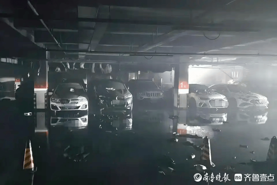 介绍个正网信用网址_一小鹏汽车突然起火介绍个正网信用网址,小区17辆车完全或严重烧损,包括奔驰、宝马等豪华车!车企回应:涉事车曾加改装