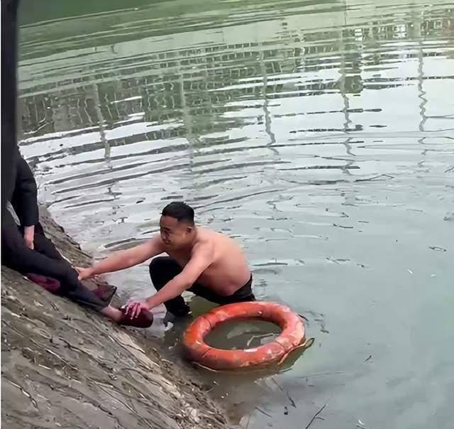 信用网怎么开户_32岁陕西男子只会“狗刨”信用网怎么开户,跳江救老人冻到浑身发红,6岁女儿为爸爸点赞