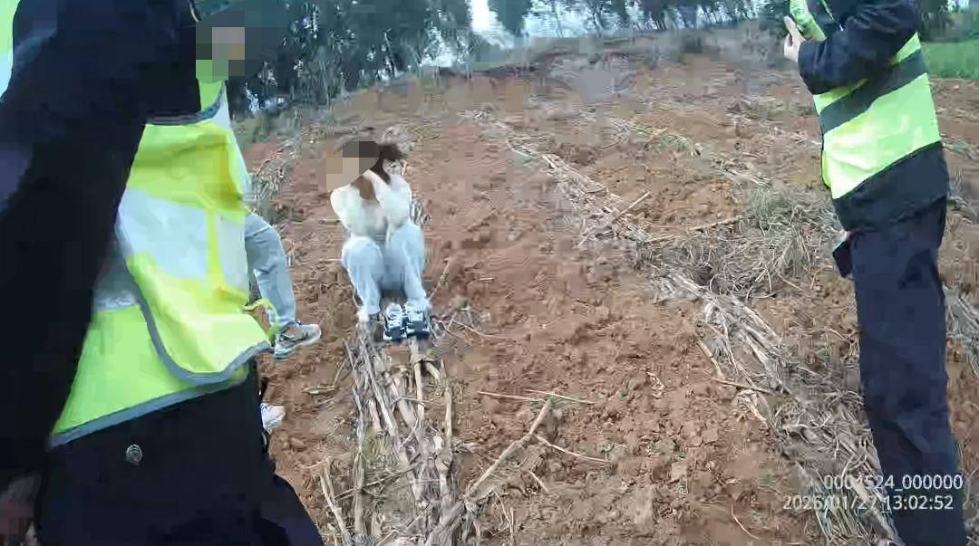 皇冠信用网如何开户_夫妻俩回家过年在高速上斗气皇冠信用网如何开户,妻子步行出高速 民警找到人后耐心劝解