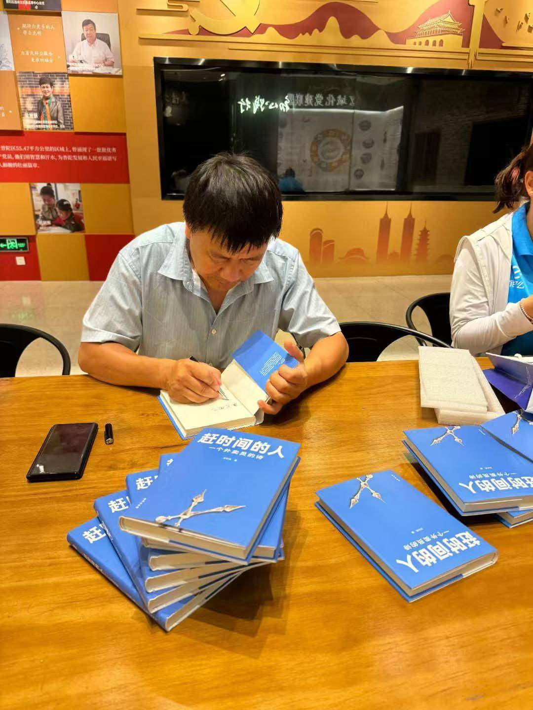 皇冠代理_春晚为王菲报幕的“外卖诗人”王计兵:聚光灯下感到不安皇冠代理,希望能贴近文学的核心