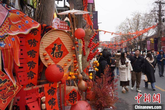 皇冠信用网登0_(新春见闻)河南郑州:游客老厂区里寻年味儿