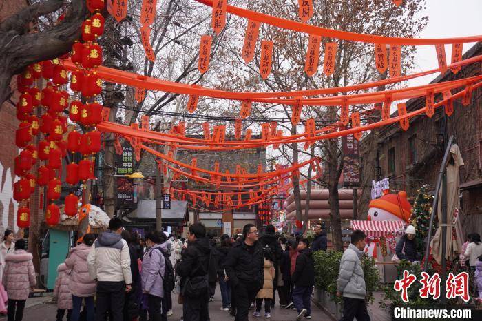 皇冠信用网登0_(新春见闻)河南郑州:游客老厂区里寻年味儿