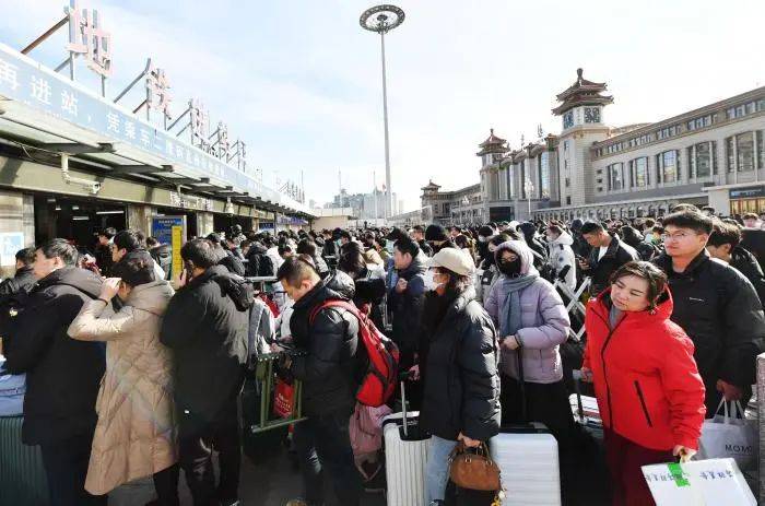 皇冠信用网平台代理_夜间十余万人抵京!今晚皇冠信用网平台代理,北京10条地铁延时运营