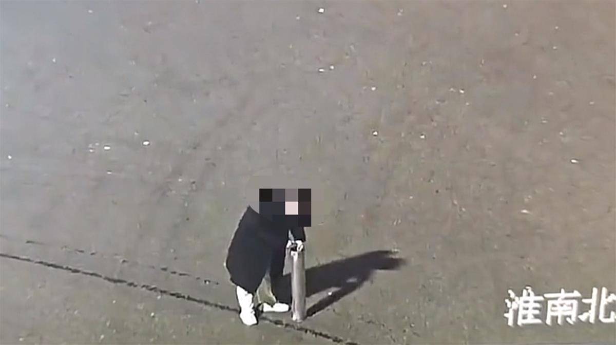 世界杯预选赛结果_安徽男子点烟花被炸倒在地世界杯预选赛结果,业内人士:燃放的或为礼花弹,普通门店禁止销售