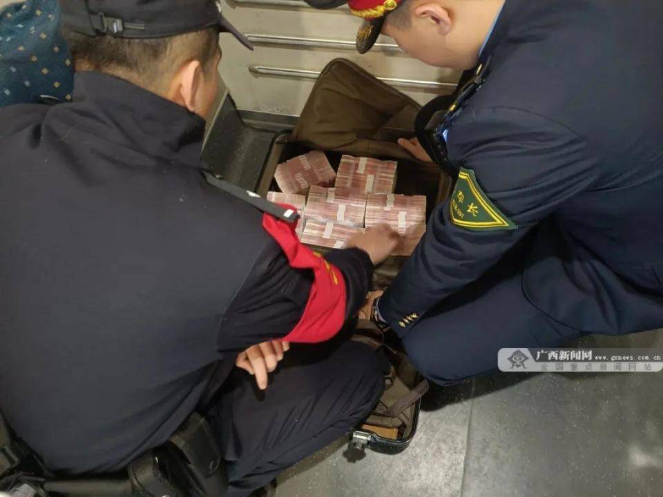 皇冠信用网出租_高铁上行李箱无人认领皇冠信用网出租,乘警开箱惊了:70万元现金!