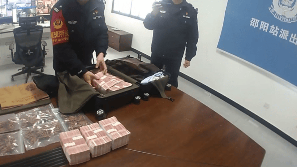 皇冠信用网出租_高铁上行李箱无人认领皇冠信用网出租,乘警开箱惊了:70万元现金!