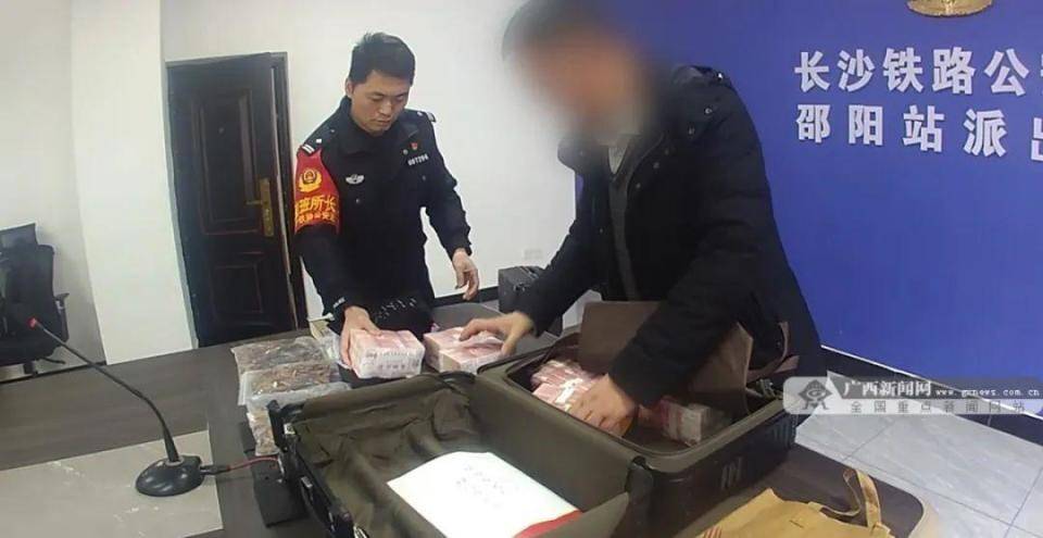 皇冠信用网出租_高铁上行李箱无人认领皇冠信用网出租,乘警开箱惊了:70万元现金!