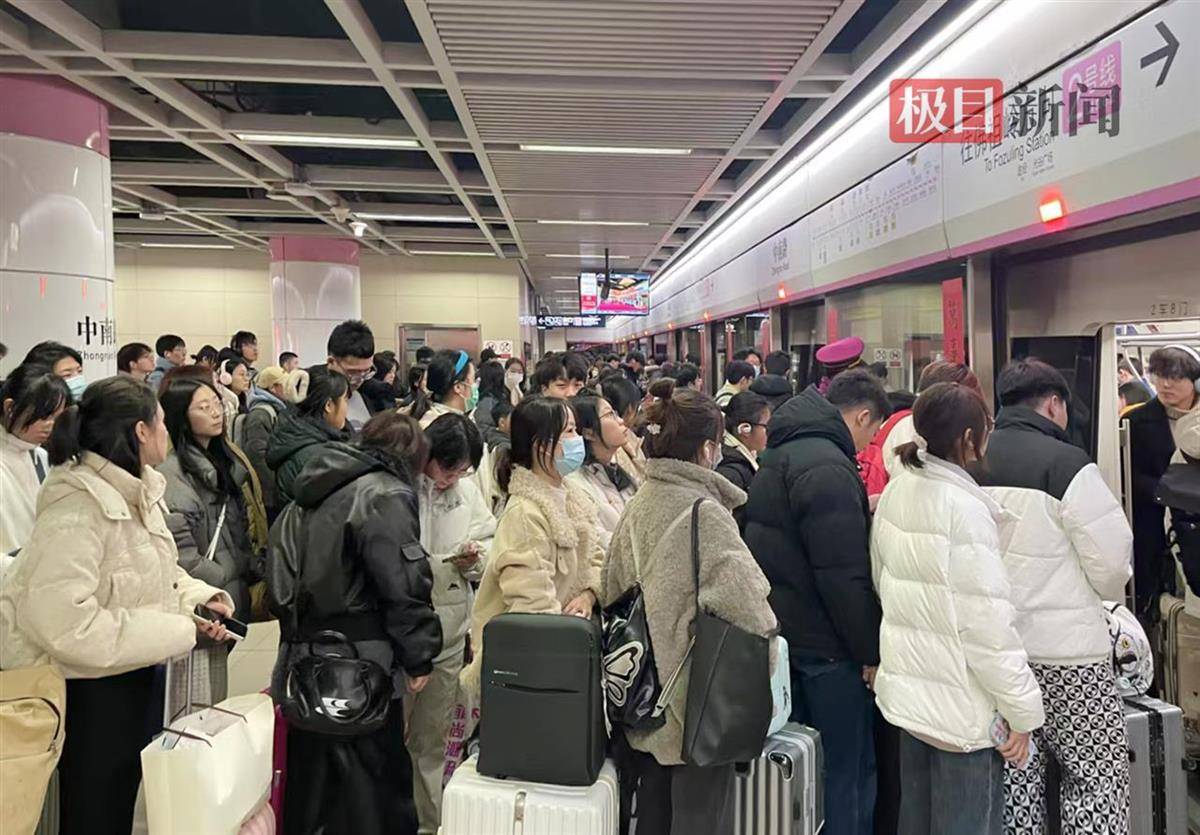 皇冠信用登1_一车一车全是大学生皇冠信用登1!武汉多条地铁化身“返校专列”