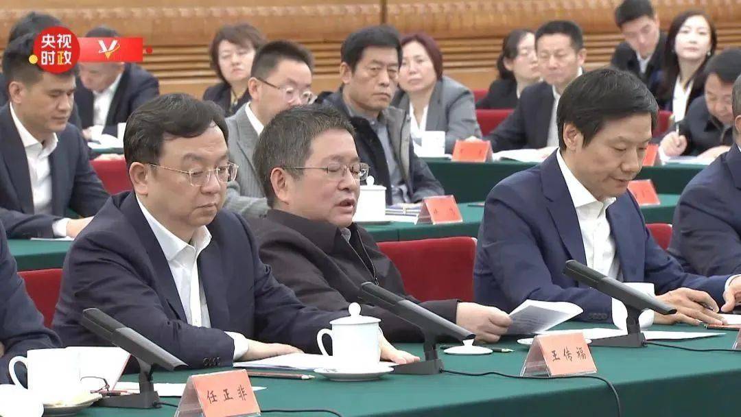 皇冠足球app_这位坐姿松弛的民营企业家皇冠足球app,到底有多牛?