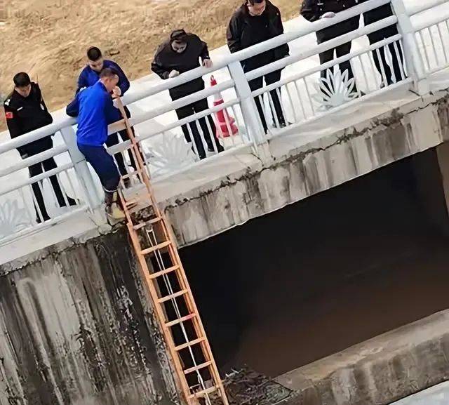 皇冠登3管理出租
_大桥下发现大量百元大钞皇冠登3管理出租
,知情人:是真钞,最少有10万