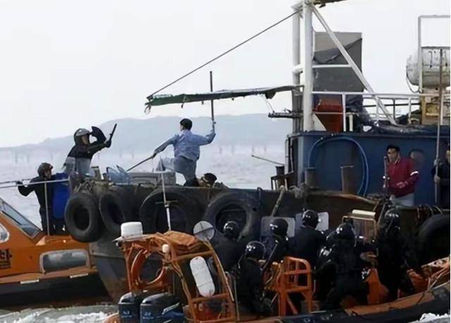 皇冠信用网
_中韩海警对峙2小时皇冠信用网
,中方持刀拦截,被强占25年苏岩礁有望收回?