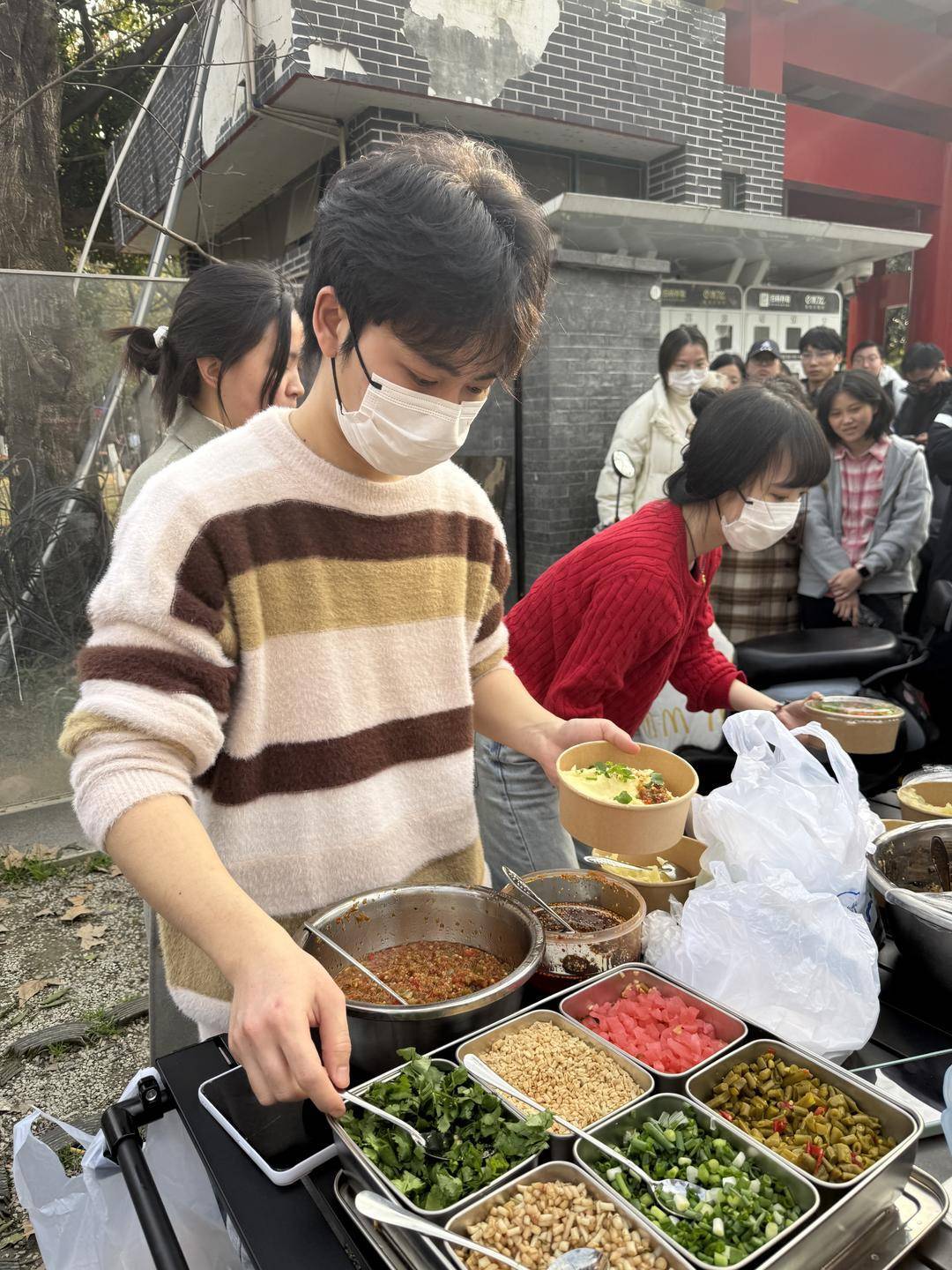皇冠信用網如何注册
_985研究生退学摆摊卖土豆泥日入700元:过自己想要的生活|封面头条
