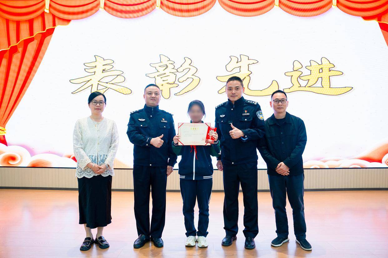 hga030.com是什么
_杭州一学生网购讲义夹hga030.com是什么
,包裹里竟藏着8万元现金,背后涉及一场诈骗