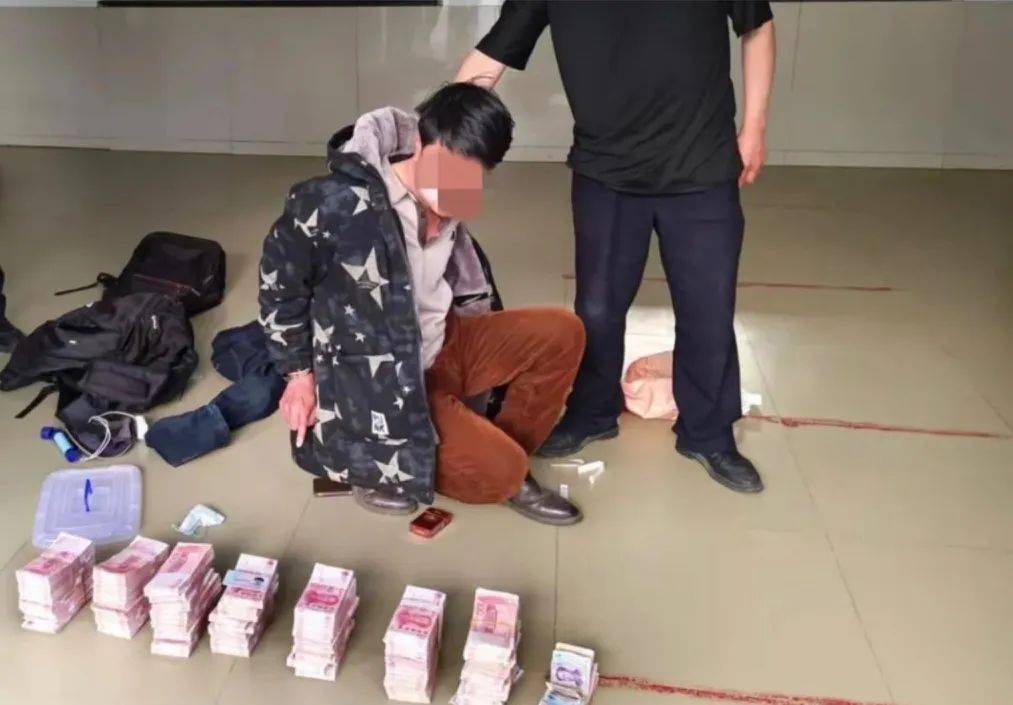 皇冠信用盘开通
_网逃男子携带70多万元现金“隐居”山洞皇冠信用盘开通
,白天睡觉,晚上才敢上街购物