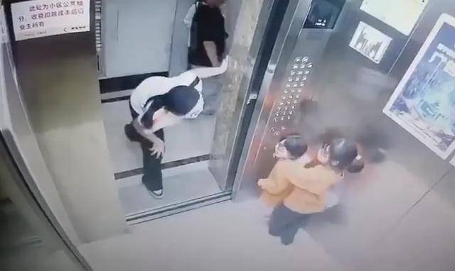 皇冠足球平台代理
_两幼童电梯里遭面具人吓哭皇冠足球平台代理
,对方多次阻止电梯门关闭!家长已带孩子看心理医生