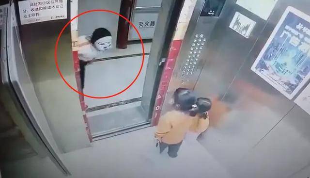 皇冠足球平台代理
_两幼童电梯里遭面具人吓哭皇冠足球平台代理
,对方多次阻止电梯门关闭!家长已带孩子看心理医生