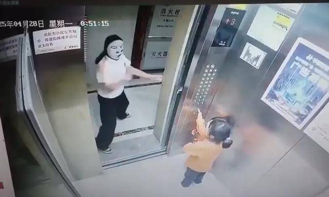 皇冠足球平台代理
_两幼童电梯里遭面具人吓哭皇冠足球平台代理
,对方多次阻止电梯门关闭!家长已带孩子看心理医生