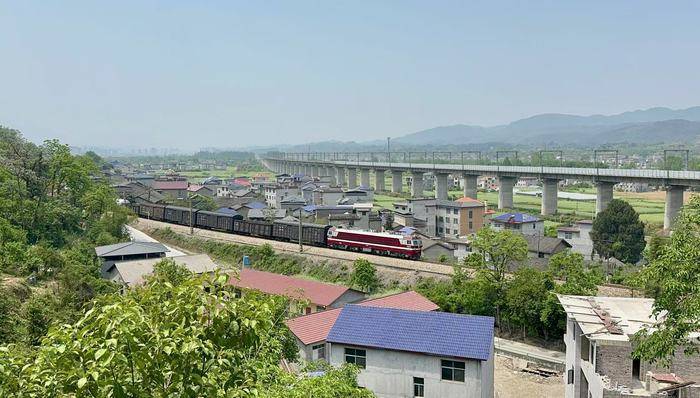 皇冠信用網代理流程
_铁路部门回应界面新闻报道:焦柳铁路6个区段将陆续安装防护栅栏