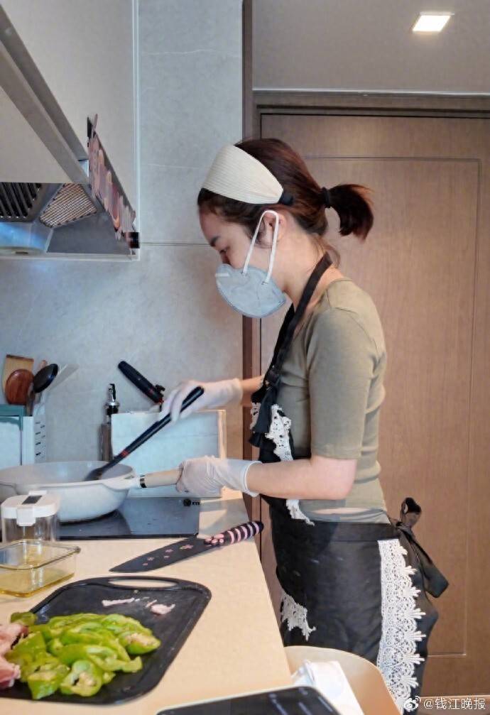 皇冠信用網会员申请
_女子称穿瑜伽服上门做饭不是为流量:健身服是日常穿搭