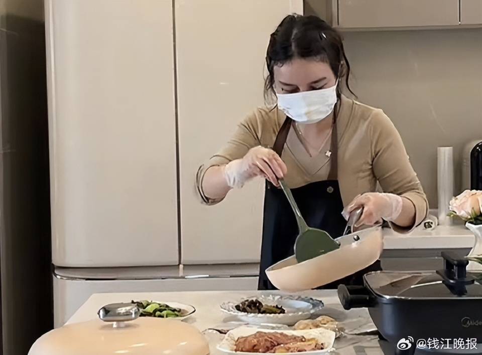 皇冠信用網会员申请
_女子称穿瑜伽服上门做饭不是为流量:健身服是日常穿搭