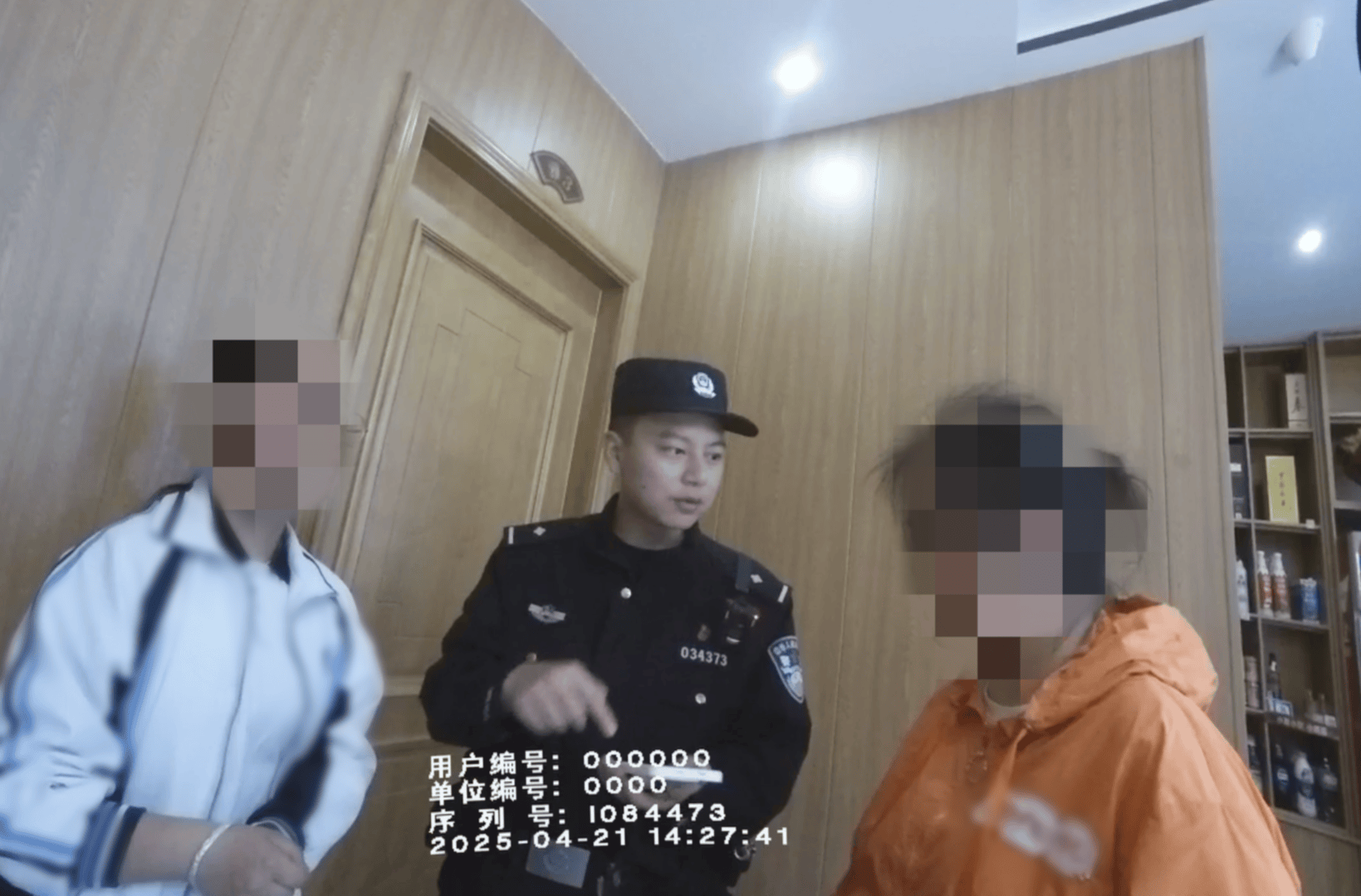 皇冠信用網在线开户
_母女就餐一小时未动筷皇冠信用網在线开户
,一直“玩”手机!餐馆老板报警,原来女儿卖游戏账号遭诈骗