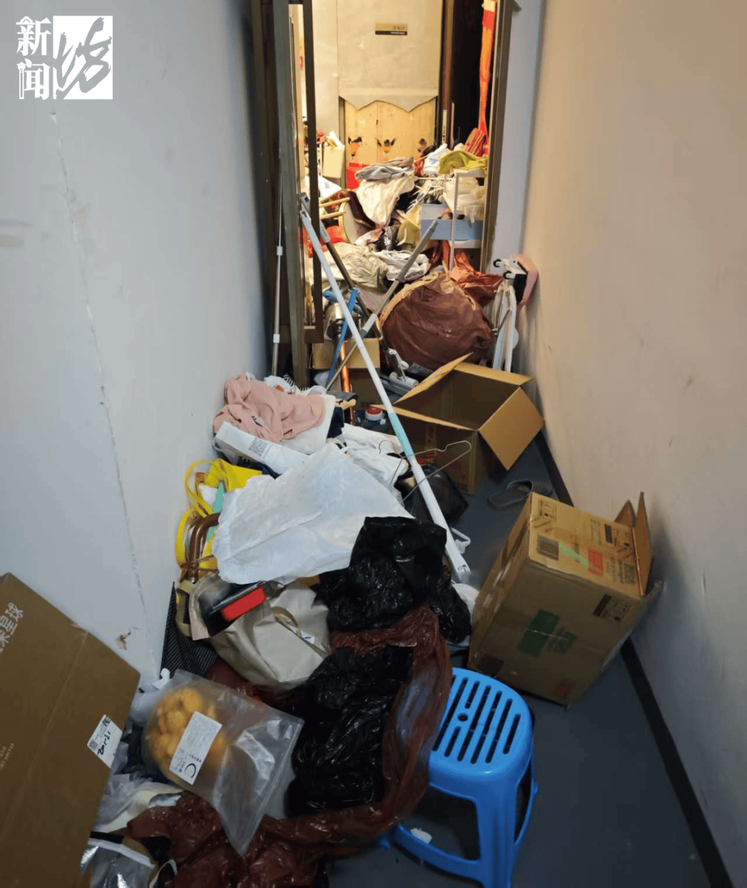 皇冠信用网出租
_垃圾堆满皇冠信用网出租
,臭到离谱!上海顶流豪宅业主也拾荒?邻居直呼倒大霉,不能忍!