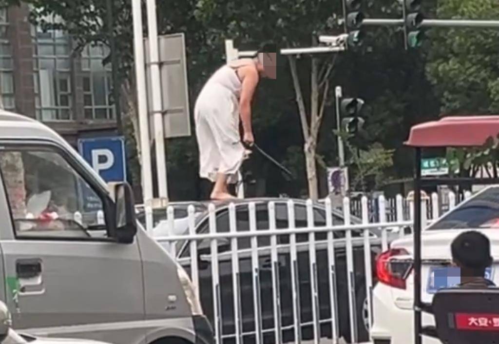 welcome皇冠注册
_女子持械当街打砸多辆轿车welcome皇冠注册
,被顶在挡风玻璃上前行,当地:女子当场被控制,警方介入调查
