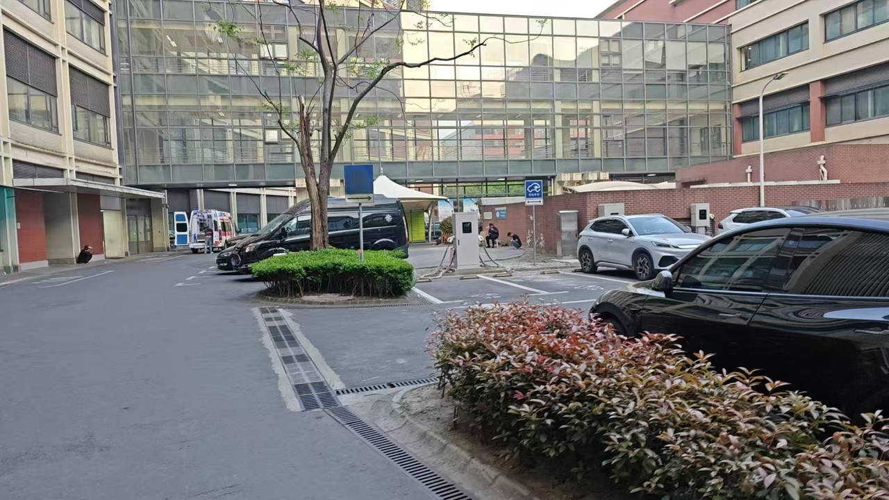 尤文图斯足球
_江西一市民质疑:公立医生帮联系民营救护车 800公里收费2.8万元且无明细
