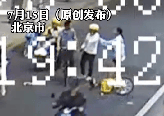 皇冠信用網会员_14岁女孩骑车时被男子故意别入机动车道皇冠信用網会员,警方通报:行拘!