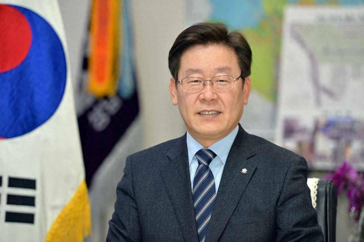 介绍个信用网网址_李在明打破沉默！回应93阅兵缺席：美方别误会介绍个信用网网址，不是亲华