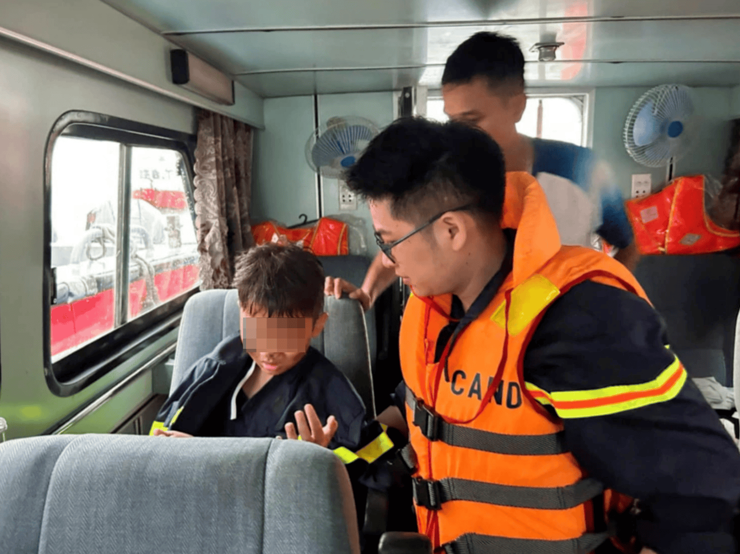 皇冠信用網怎么申请_雷暴突袭!越南游船倾覆已致34死皇冠信用網怎么申请,有男孩4小时后获救,山峰被雷电击中起火