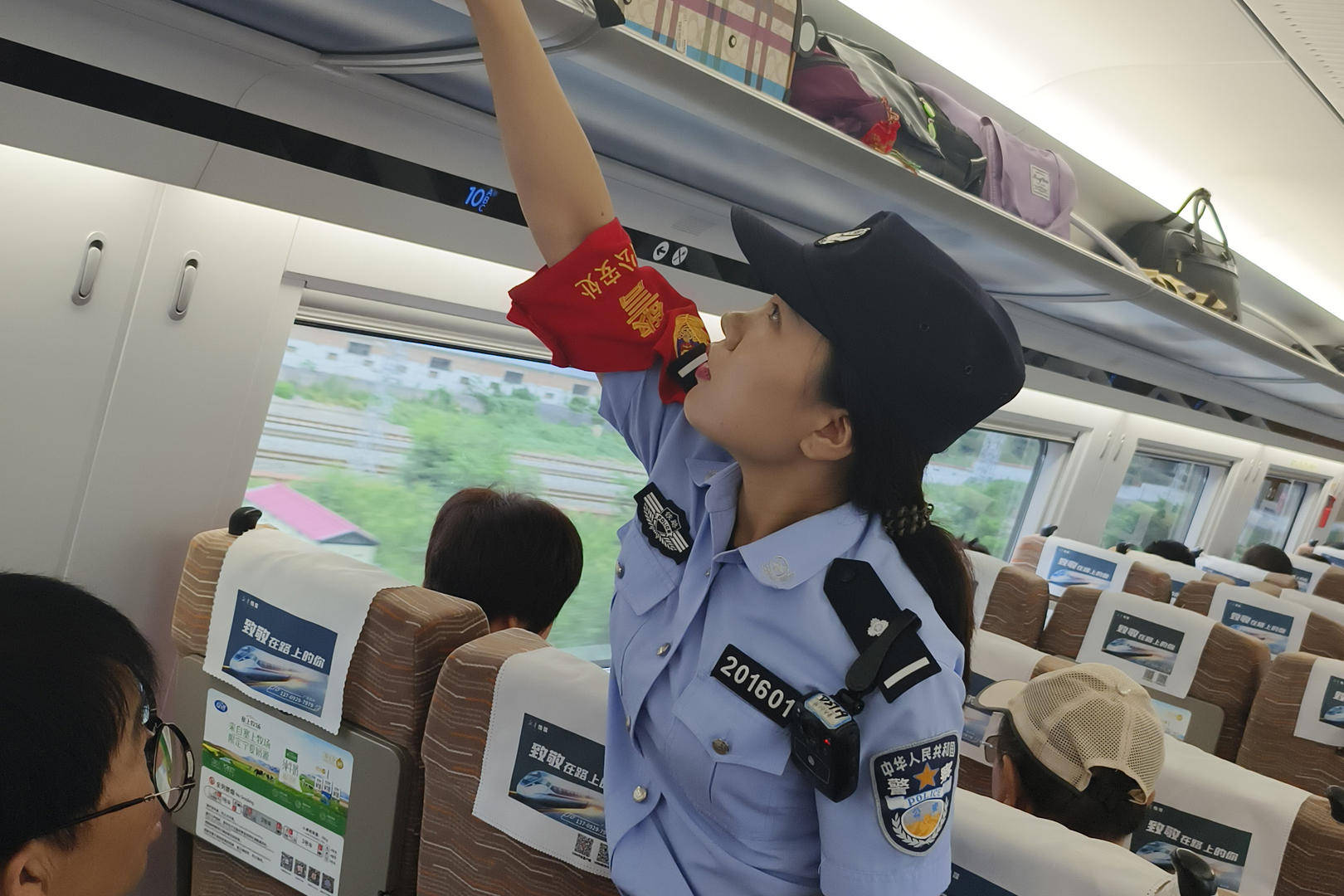 皇冠信用网如何注册_当事女乘客回应“穿吊带乘高铁收到提示卡片”:没冒犯皇冠信用网如何注册,未评判穿着,安全感满满