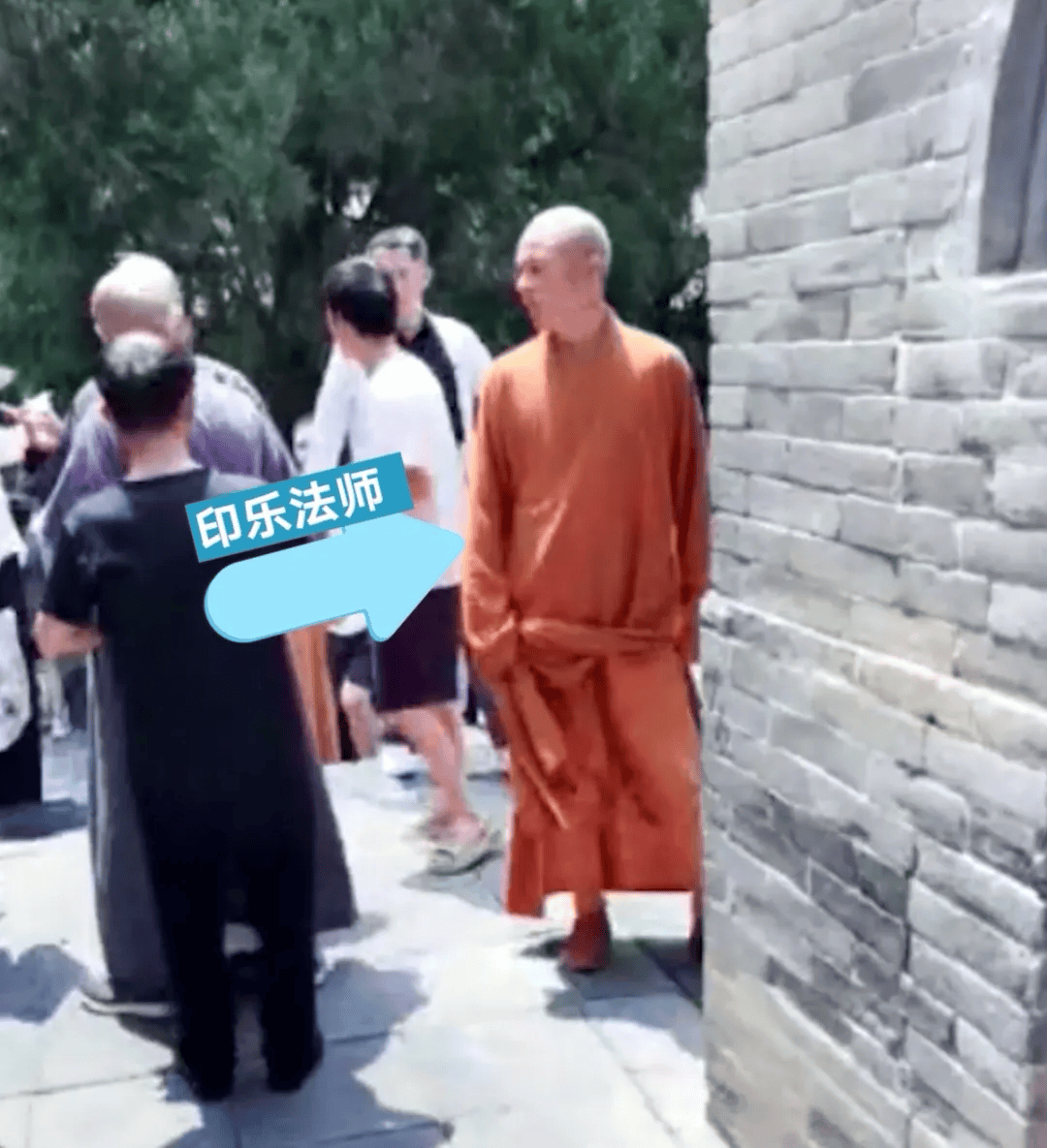 如何注册皇冠足球代理_少林寺现场直击:新住持微笑挥手进入围挡的方丈室