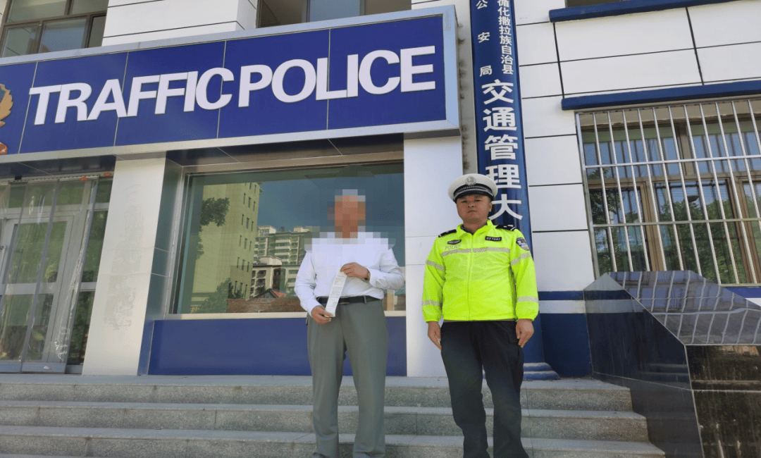 皇冠信用網开户_惊险皇冠信用網开户!青海一女童竟端坐在行驶中的轿车车顶!